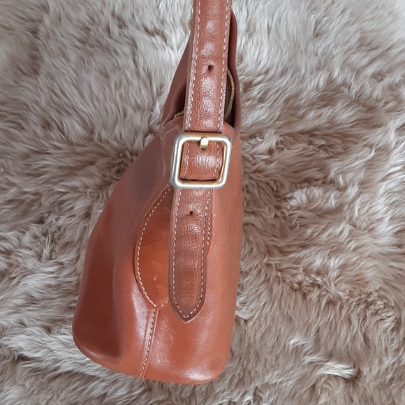 Classic Leather Shoulder Bag - Picture 8 of 9